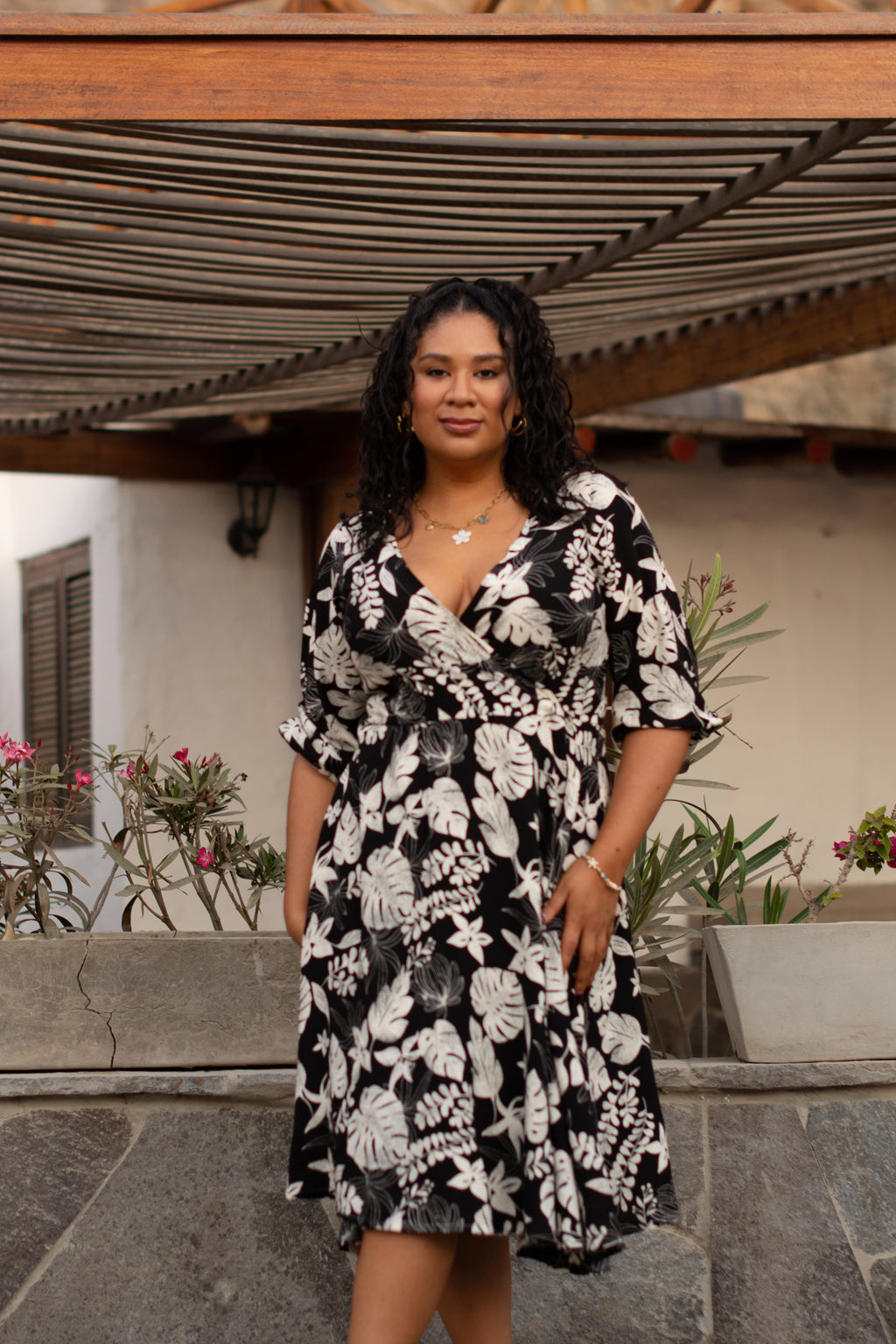 Vestido Envolvente Floral Negro