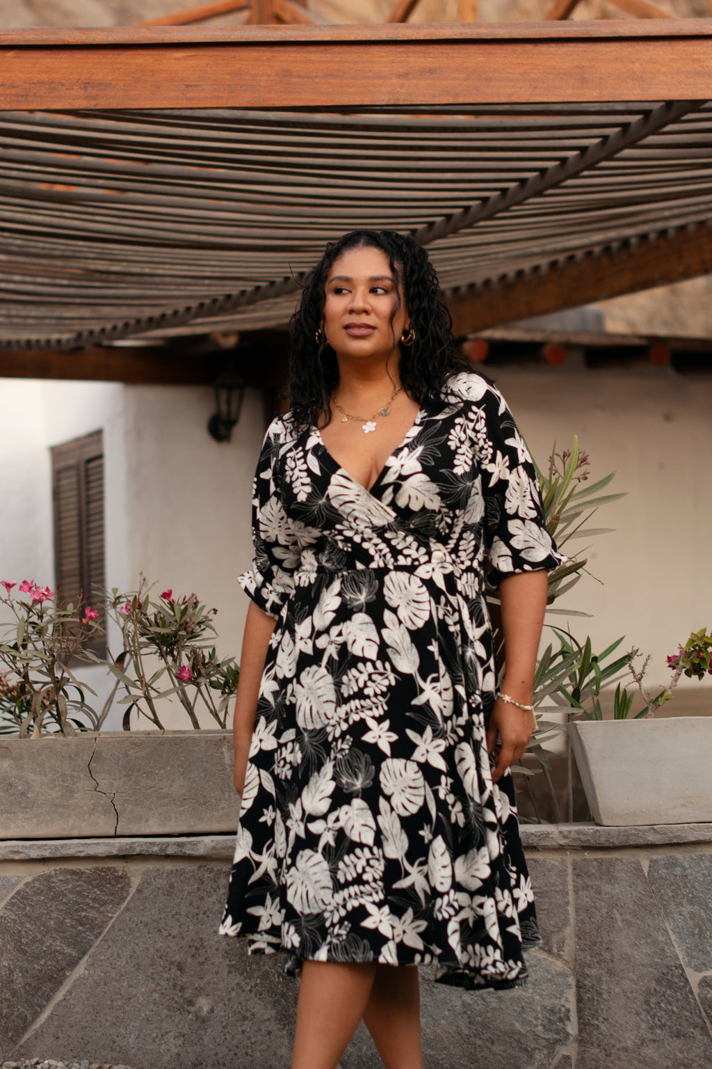 Vestido Envolvente Floral Negro